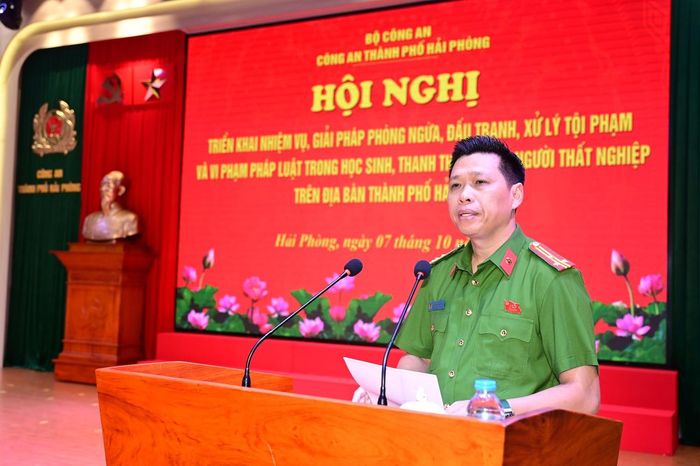 Thượng tá Nguyễn Văn Hiển - Phó Trưởng phòng Cảnh sát Hình sự (PC02), Phó Thủ trưởng Cơ quan Cảnh sát điều tra CATP tham luận tại hội nghị (Ảnh CATP)