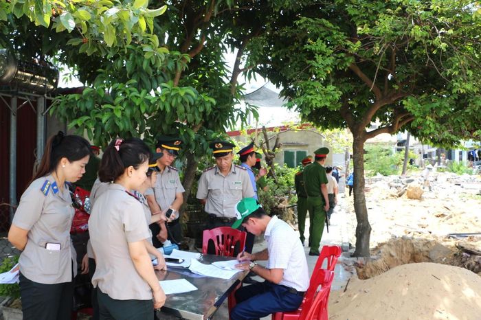Một vụ cưỡng chế thi hành án được tổ chức thành công, bảo đảm đúng trình tự, thủ tục, an toàn. (Ảnh: M.P)