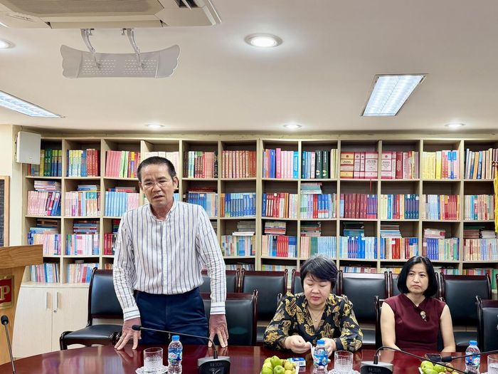 Ông Quách Văn Dương, Phó Giám đốc Nhà xuất bản Tư pháp phát biểu, chia sẻ về ý nghĩa Ngày truyền thống ngành Xuất bản, In và Phát hành Việt Nam; đồng thời trân trọng cảm ơn sự quan tâm, tình cảm và những lời chúc tốt đẹp của Báo Pháp luật Việt Nam dành cho Nhà xuất bản Tư pháp.