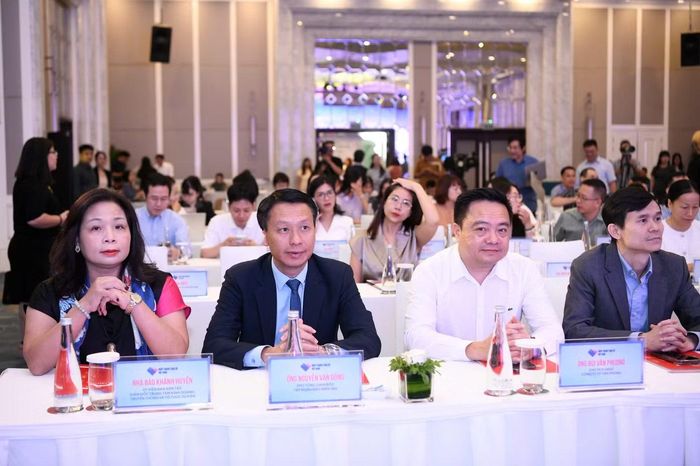 Đại diện ban tổ chức và các đại biểu tại chương trình.
