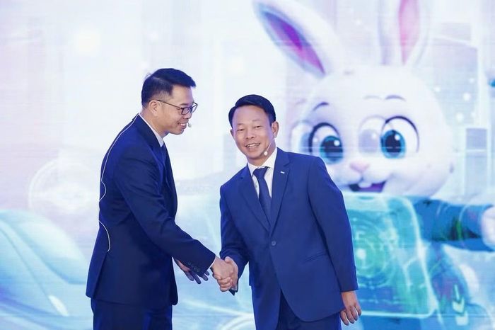 Đồng Trưởng Ban tổ chức Ngày Thanh toán số Việt Nam 2026 đứng trên sân khấu công bố sự kiện: Ông Phùng Công Sưởng - Tổng Biên tập Báo Tiền Phong và ông Nguyễn Quang Hưng - Chủ tịch HĐQT Công ty Cổ phần Thanh toán Quốc gia Việt Nam NAPAS. Ảnh: Dương Triều.