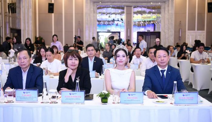 Bà Đặng Thị Phương Thảo - Phó Cục trưởng Cục Báo chí, Bộ Văn hóa Thể thao và Du lịch (áo đen); ông Phùng Công Sưởng - Tổng Biên tập Báo Tiền Phong, đồng trường ban tổ chức; Ông Đào Minh Tú - nguyên Phó Thống đốc Thường trực Ngân hàng Nhà nước Việt Nam, Phó Chủ tịch kiêm tổng Thư kí Hiệp hội Ngân hàng Việt Nam; Á hậu 1 Hoa hậu Việt Nam 2024 Trần Ngọc Châu Anh - tham dự chương trình sáng 8/10.