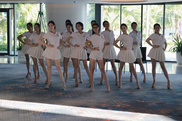 Trong phòng tập, 53 cô gái tập luyện bài đồng diễn và các phần thi áo dài, bikini và dạ hội. Từ những bước chân, động tác tay đến cách chuyển đội hình được lặp lại nhiều lần để tạo sự đồng đều.