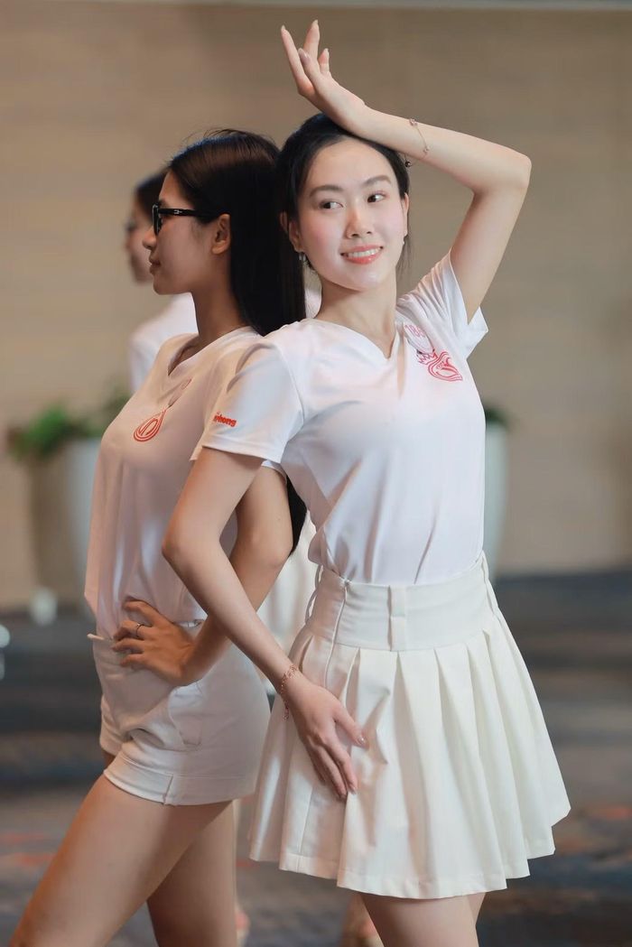Đinh Diệu Anh cũng đang chờ đợi khoảnh khắc bước lên sân khấu. Gia đình cô gái Hà Nội đã chuẩn bị về Hải Phòng để cổ vũ cô trong đêm thi.