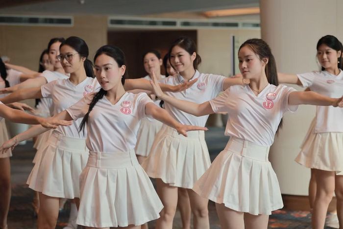 Đạo diễn catwalk Ngọc Anh Nana cho biết khi mới đồng hành cùng thí sinh, cô nhận thấy nhiều cô gái còn non nớt, lo lắng, đặc biệt những người lần đầu tham gia cuộc thi nhan sắc. Sau gần hai tháng, cô đánh giá thí sinh đã tiến bộ rõ rệt và tự tin làm chủ sân khấu.