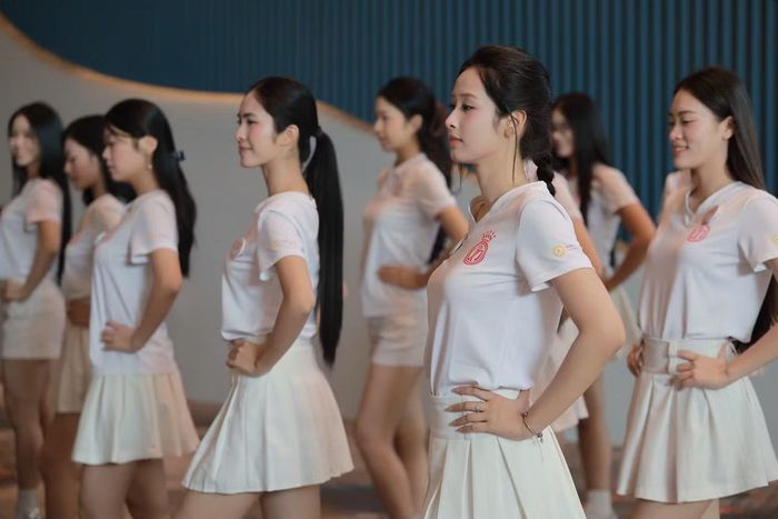 Với nhiều thí sinh, đây cũng là lần đầu họ làm quen với sân khấu và giày cao gót. Tống Khánh Ly (SBD 482) cho biết việc nhảy múa trên giày cao gót là thử thách. Thí sinh Bùi Mai Linh (SBD 510) cũng gặp khó khăn trong việc giữ thăng bằng, có lúc suýt ngã trong quá trình tập.