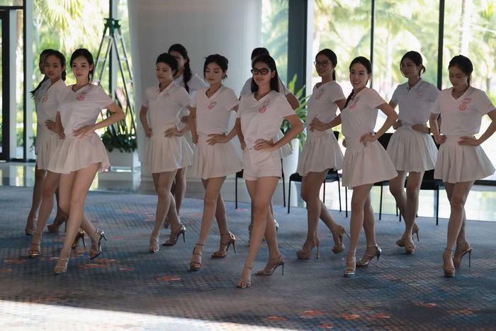 Đây là một trong những nội dung được thí sinh tập trung ở giai đoạn nước rút trước chung khảo. Khoảng 10 ngày qua, các cô gái liên tục tập luyện cùng đạo diễn catwalk Ngọc Anh Nana và biên đạo múa Khoa Nguyễn để hoàn thiện màn đồng diễn cũng như các phần trình diễn.