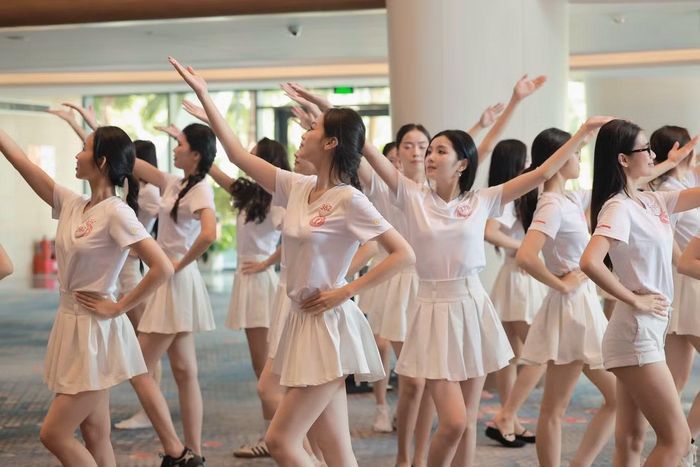 Những buổi tập vì thế thường lặp đi lặp lại. Thí sinh tập, xem lại hình ảnh rồi tiếp tục sửa. Biên đạo múa Khoa Nguyễn cho biết anh yêu cầu các cô gái kiên trì từng động tác nhỏ bởi khả năng trình diễn không thể hoàn thiện trong vài ngày.