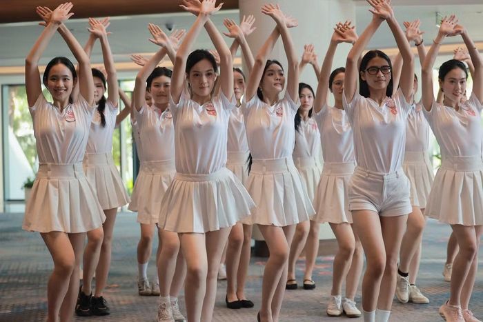 Với bài đồng diễn, yêu cầu không chỉ nằm ở việc nhớ động tác. 53 thí sinh phải cùng lúc kiểm soát hình thể, giữ thăng bằng trên giày cao gót và đảm bảo vị trí trong đội hình.