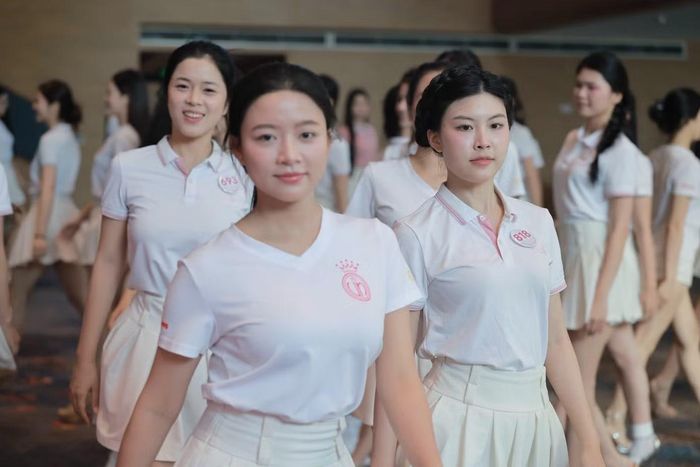 Với Nguyễn Diệu Chi, những bước đi trên giày cao gót còn gắn với một hành trình vượt qua giới hạn của bản thân. Từ cô gái chưa từng đi giày cao gót, Chi nhiều lần chẹo chân trong những buổi tập đầu tiên. Những vết sẹo trên chân trở thành dấu tích của quá trình tập luyện.