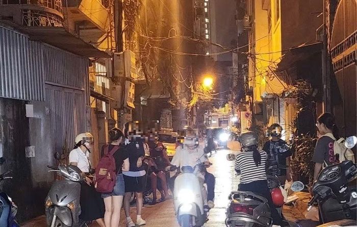 Người nhà đưa đón học sinh đi học thêm tại Hà Nội. Ảnh: N.H
