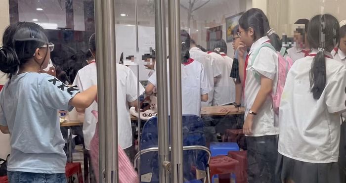 Trung tâm bồi dưỡng văn hóa tại Hà Nội tấp nập học sinh đến học thêm sau giờ học chính khóa. Ảnh: N.H