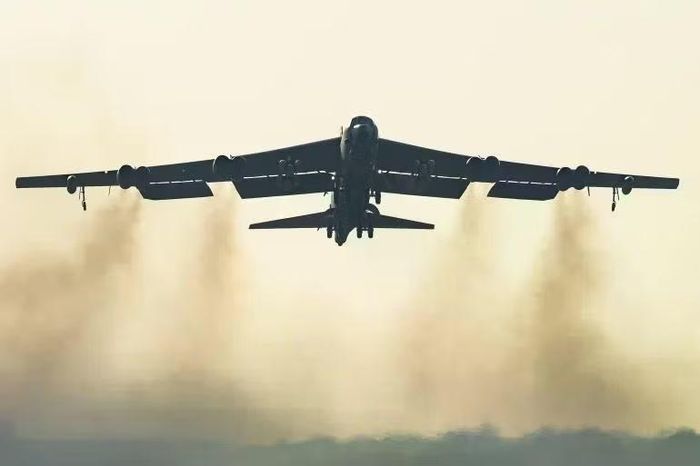 Một chiếc máy bay B-52 Stratofortress cất cánh từ căn cứ không quân RAF Fairford.