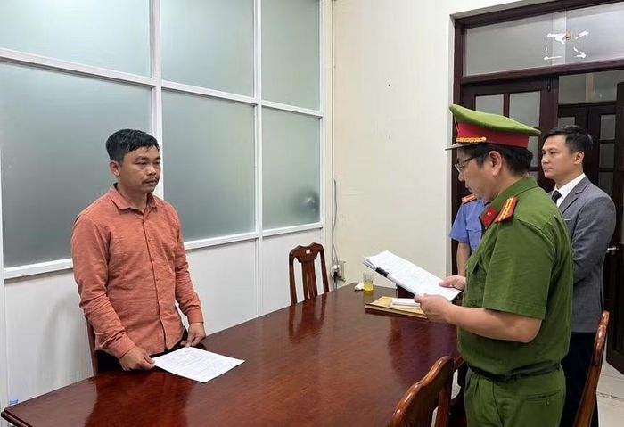 Cơ quan tiến hành tố tụng thi hành lệnh bắt tạm giam Lưu Quốc Anh. Ảnh: Công an Đắk Lắk.