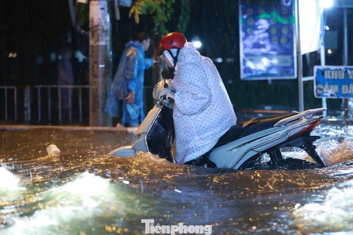 Mưa đúng giờ tan tầm khiến giao thông nhiều tuyến đường bị ảnh hưởng, nước nhanh chóng dâng cao.
