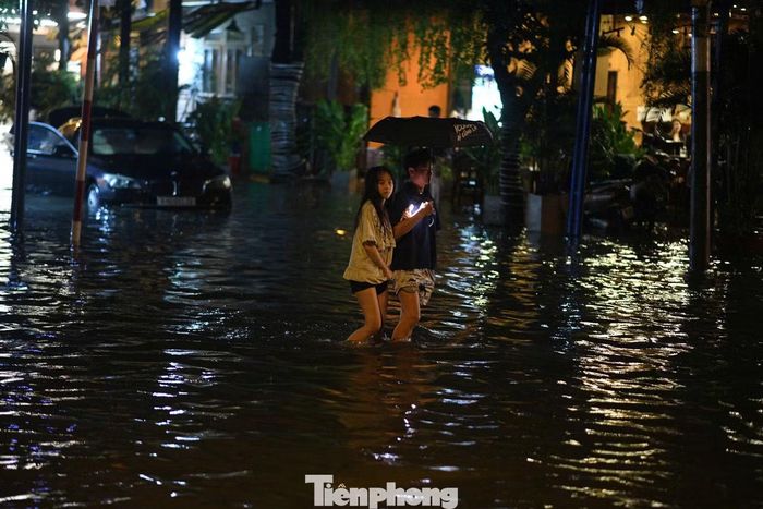 Tình trạng ngập kéo dài nhiều giờ khiến việc đi lại, sinh hoạt và kinh doanh của người dân gặp nhiều khó khăn.