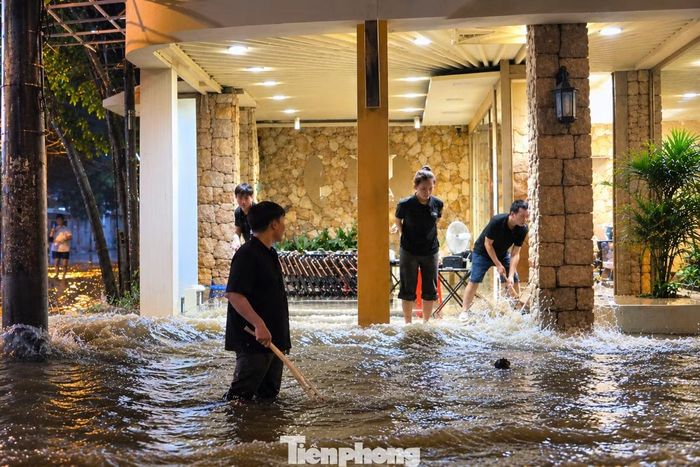 Mỗi khi ô tô chạy qua, sóng nước dâng cao, tràn vào các cửa hàng ven đường. Người dân phải liên tục dọn nước, kê cao đồ đạc để hạn chế thiệt hại.