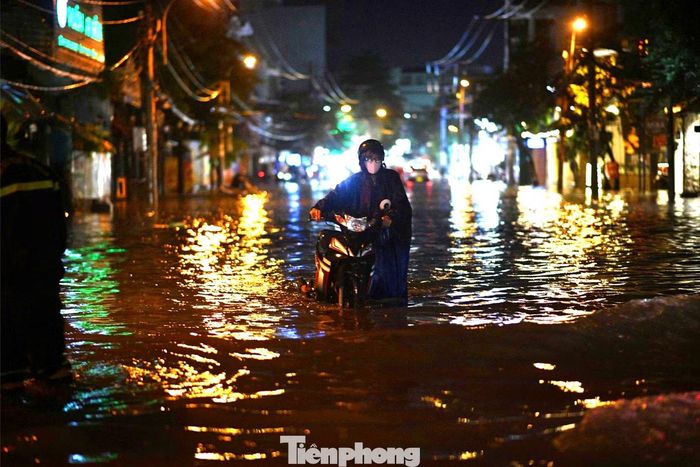 Chị Nguyễn Thị Anh Thư, ngụ phường Thông Tây Hội, cho biết xe của chị chết máy khi đi qua đoạn ngập. “Nước cao quá làm nghẹt ống bô, dẫn đến xe chết máy. Kiểu này chắc đến khuya mới về đến nhà”, chị Thư nói.