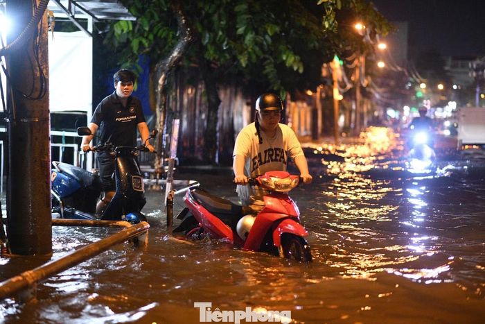 Đến 23 giờ 30, ghi nhận của phóng viên Báo Tiền Phong, nhiều đoạn đường Nguyễn Văn Khối và Lê Đức Thọ vẫn ngập sâu.