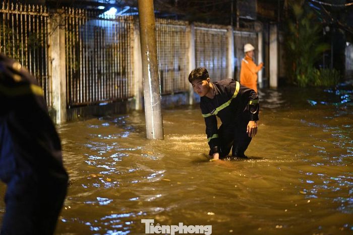 Lực lượng chức năng đã huy động máy bơm, liên tục vận hành để hỗ trợ tiêu thoát nước.