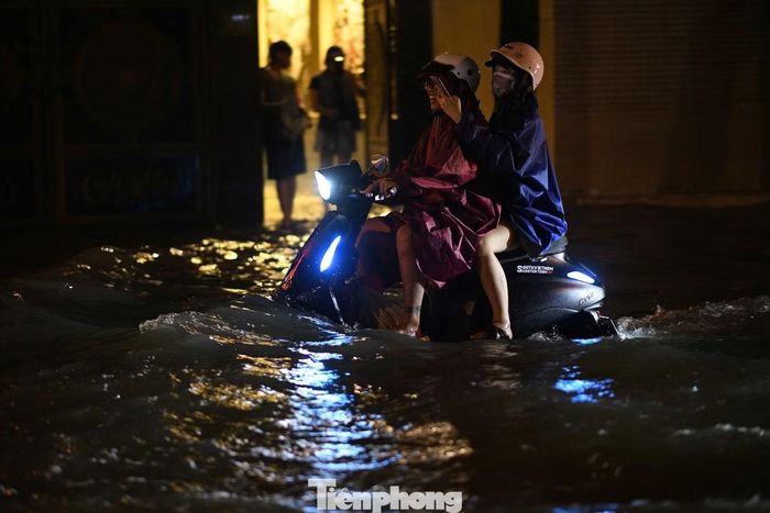 Dù trời đã tạnh, nhiều người vẫn chưa thể tiếp tục hành trình do nước ngập sâu.