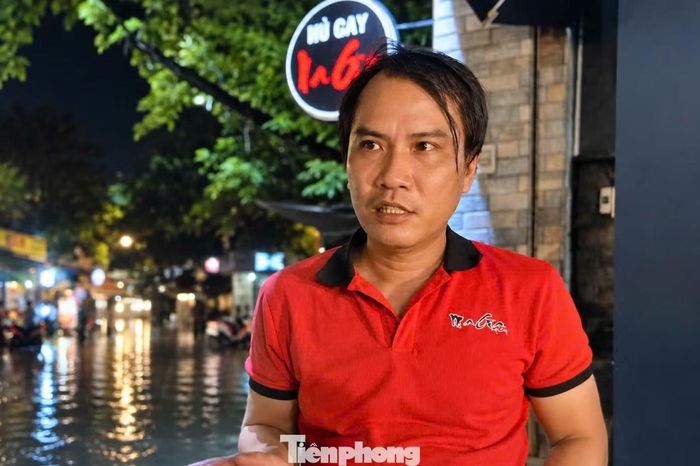 Anh Nguyễn Văn Nghiêm, chủ một hộ kinh doanh mì cay trên đường Thông Tây Hội, cho biết tình trạng ngập bắt đầu từ khoảng 17 giờ và kéo dài đến hơn 23 giờ. “Đường sá vẫn mênh mông nước. Cứ mưa là tôi phải đóng cửa, hôm nay đóng từ chiều đến giờ. Ở đây thuê mặt bằng rất cao nên việc kinh doanh của gia đình tôi gặp nhiều khó khăn”, anh Nghiêm nói.