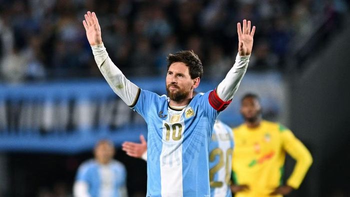 Messi vẫy chào tạm biệt NHM