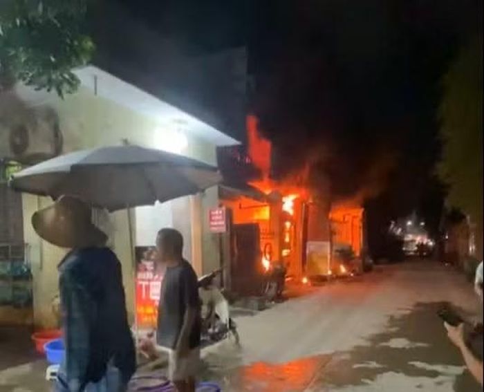 Lửa phun từ bên trong ra qua các khe hở khiến không ai dám đến gần.