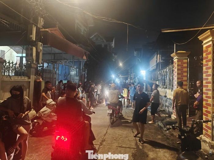 Nhiều người dân theo dõi sự việc.