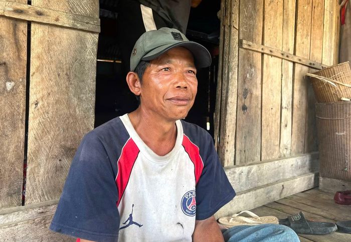 Ông Đinh Tố (bên trái) và Đinh Teh không hề biết gì về lá đơn xin đất trồng rừng.