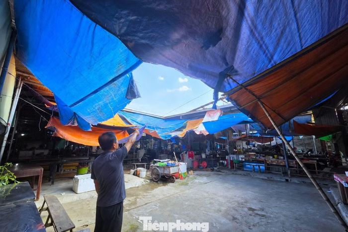 Những ngày mưa, nước từ mái dột xuống khu vực buôn bán khiến tiểu thương gặp không ít khó khăn. “Mỗi khi mưa lớn, nước trút xuống rất nhiều. Để có chỗ buôn bán, chúng tôi phải tự bỏ tiền triệu làm thêm mái tôn phía dưới để che mưa, che nắng và đảm bảo an toàn”, một tiểu thương chia sẻ.