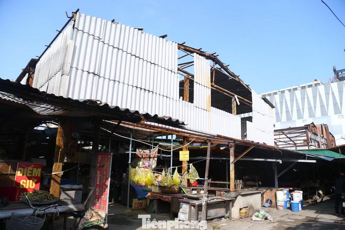  Tại chợ Quán Lau (phường Trường Vinh), nhiều hạng mục cũng đã xuống cấp. Hệ thống mái che, khung sắt tại hai khu đình xuất hiện nhiều vị trí hư hỏng, hoen gỉ. Sau mỗi trận mưa to kèm gió lớn, các tiểu thương lại thấp thỏm﻿ lo mái tôn có thể bung, rơi bất cứ lúc nào. 