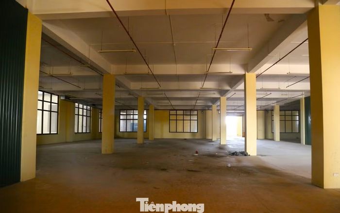 Tầng 3 chợ Vinh rộng hơn 1.000m², từng được doanh nghiệp Hàn Quốc đầu tư làm trung tâm thương mại, trưng bày sản phẩm từ năm 2017 nhưng chỉ hoạt động thời gian ngắn. Nhiều năm qua, khu vực này gần như bỏ trống, cơ sở vật chất xuống cấp. Ban quản lý chợ nhiều lần kêu gọi đầu tư nhưng chưa hiệu quả.