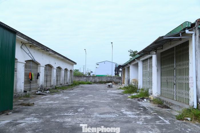 Những dãy ki-ốt tại chợ Hưng Đông bỏ trống, nhiều năm chưa được khai thác hiệu quả.
