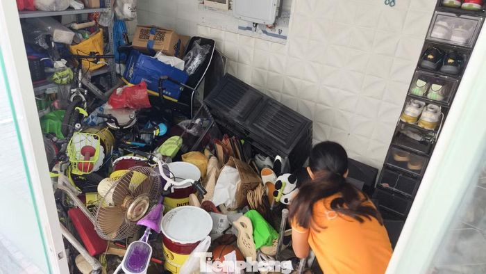 Người dân tìm cách khắc phục, thu dọn tài sản và bơm nước ra ngoài.