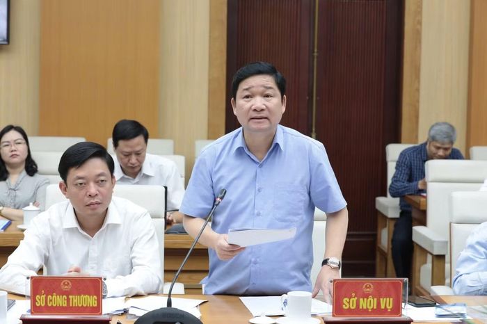 Ông Trần Văn Hòa, Phó giám đốc Sở Nội vụ tỉnh Phú Thọ thông tin tại buổi họp báo