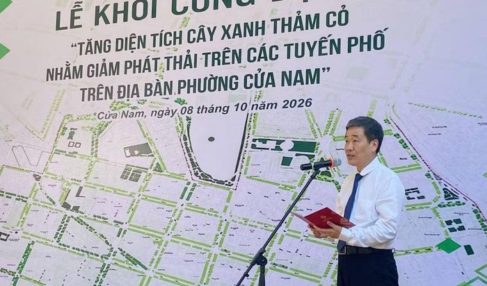  Chủ tịch UBND phường Cửa Nam Nguyễn Quốc Hoàn phát biểu tại lễ khởi công Dự án “Tăng diện tích cây xanh, thảm cỏ nhằm giảm phát thải trên các tuyến phố trên địa bàn phường. Ảnh: PV. 
