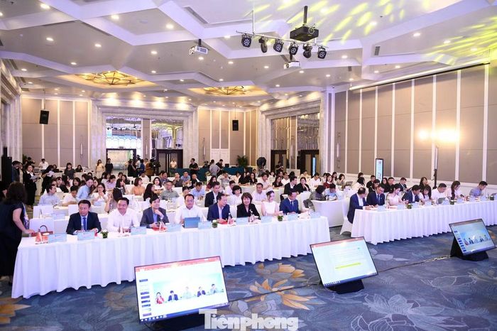 Với chủ đề “Chạm số - Sống xanh”, Ngày Thanh toán số Việt Nam 2026 hướng tới lan tỏa thói quen thanh toán số, tiêu dùng thông minh và lối sống bền vững. Một giao dịch trực tuyến có thể giảm một lượt di chuyển, trong khi hóa đơn điện tử góp phần hạn chế sử dụng giấy. Sống xanh có thể bắt đầu từ những hành động nhỏ, quen thuộc trong đời sống hằng ngày. Qua chương trình, Ban Tổ chức mong muốn khẳng định công nghệ số là công cụ hỗ trợ lối sống xanh, tiêu dùng thông minh và phát triển bền vững.