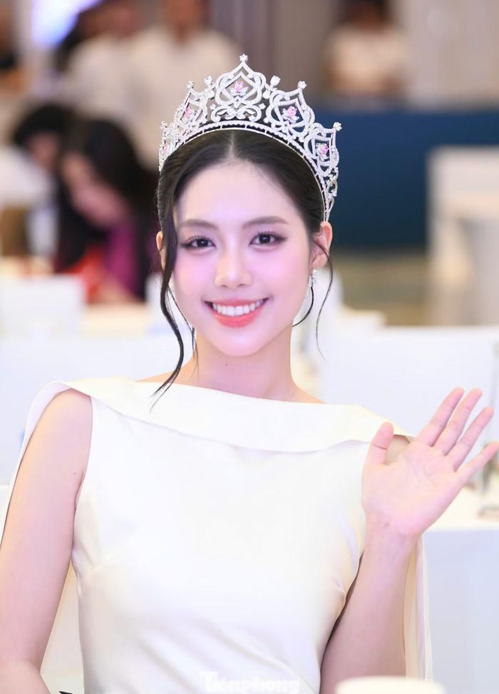 Châu Anh xuất hiện rạng rỡ tại họp báo sáng 8/10. "Với Châu Anh, được đồng hành Ngày Thanh toán số Việt Nam 2026 trong vai trò Đại sứ là một niềm vinh hạnh. Tôi tin rằng công nghệ chỉ thực sự trở nên gần gũi khi tự mình trải nghiệm, cảm nhận sự tiện lợi và biết cách sử dụng một cách an toàn", Á hậu Châu Anh chia sẻ.