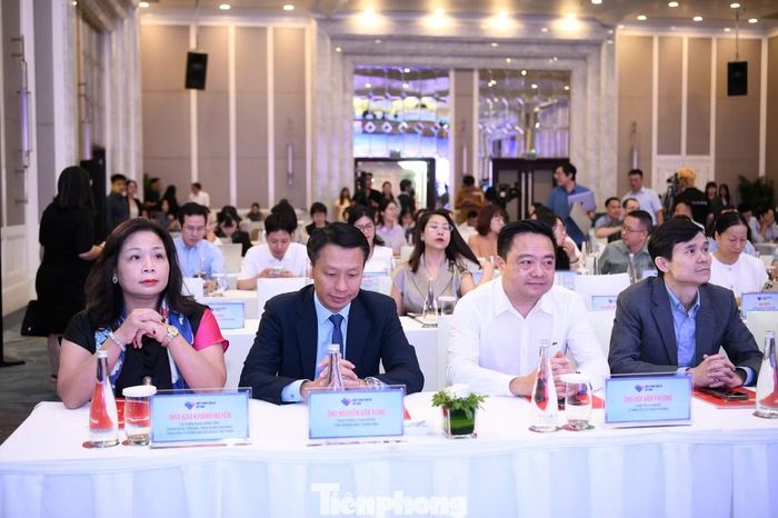 Từ trái qua phải: nhà báo Khánh Huyền - Ủy viên Ban biên tập Báo Tiền Phong, Uỷ viên Ban biên tập, Giám đốc Trung tâm kinh doanh, Truyền thông và Tổ chức sự kiện báo Tiền Phong, ông Nguyễn Văn Đông - Phó Tổng Giám đốc Tập đoàn Bảo hiểm DBV, ông Bùi Văn Phượng, Chủ tịch HĐQT Công ty CP Tiền Phong...