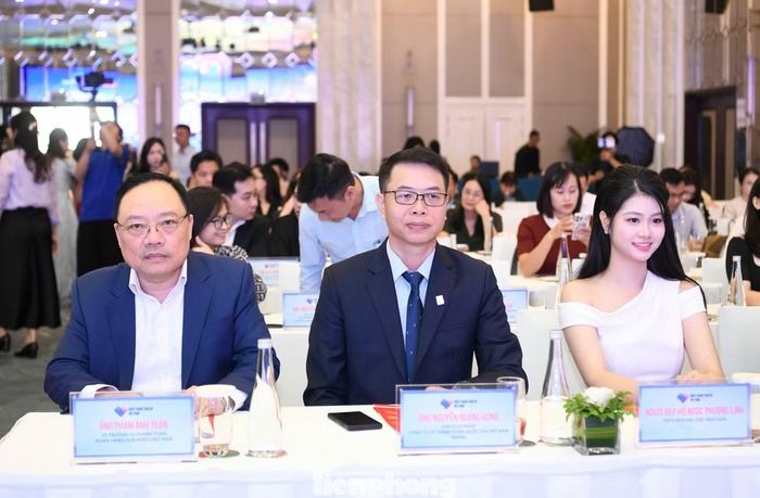 Từ trái qua phải: Ông Phạm Anh Tuấn - Vụ trưởng Vụ Thanh toán, Ngân hàng Nhà nước Việt Nam, ông Nguyễn Quang Hưng - Chủ tịch HĐQT Công ty Cổ phần Thanh toán Quốc gia Việt Nam NAPAS, đồng trưởng ban tổ chức và người đẹp Hồ Ngọc Phương Linh (từ trái sang).