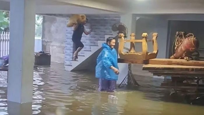 Người dân thôn Đông Lỗ (xã Vạn Tường) khẩn trương di chuyển đồ đạc lên cao khi nước tràn vào nhà.