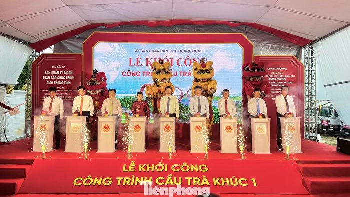 Các đại biểu bấm nút khởi công công trình cầu Trà Khúc 1.