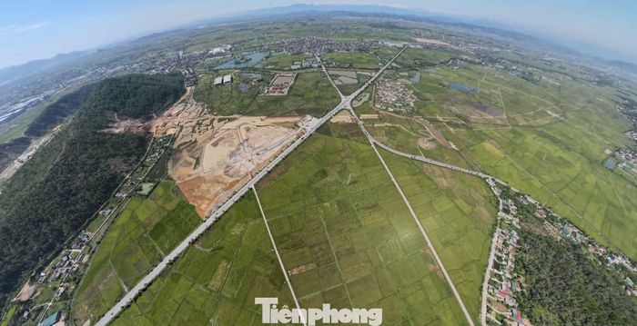 Dự án đường bộ cao tốc Vinh - Thanh Thủy có tổng mức đầu tư gần 24.000 tỉ đồng. Tổng chiều dài dự án là hơn 60km, quy mô thiết kế 4 làn xe, đi qua địa phận 9 xã của tỉnh Nghệ An. Riêng tại xã Kim Bảng, dự án đi qua hơn 22km.