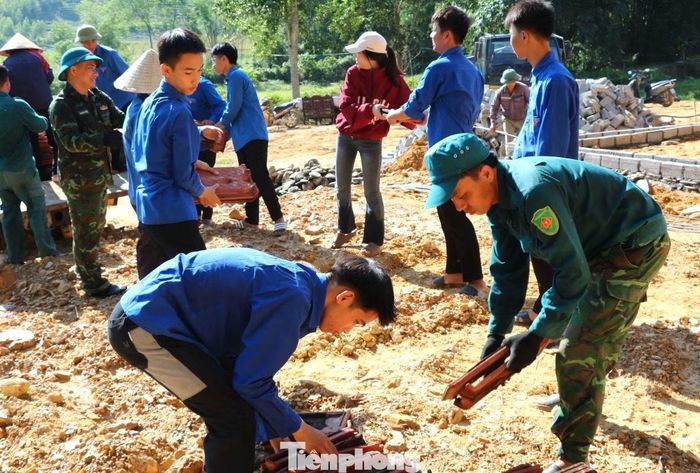 Từ những bàn tay trẻ, từng mét mặt bằng được dọn dẹp, từng phần việc được hoàn thành. Đó cũng là cách tuổi trẻ Kim Bảng thể hiện tinh thần “Đâu cần thanh niên có, việc gì khó có thanh niên”, chung sức cùng người dân nhường đất, góp phần mở đường cho những tuyến giao thông mới và diện mạo mới của quê hương.