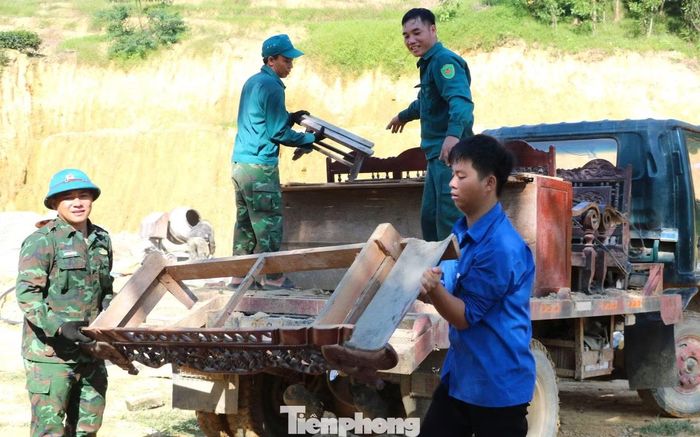 Một số đoàn viên tập trung khuân những vật dụng nặng, số khác thu gom, sắp xếp tài sản để gia đình thuận tiện vận chuyển đến nơi ở mới.