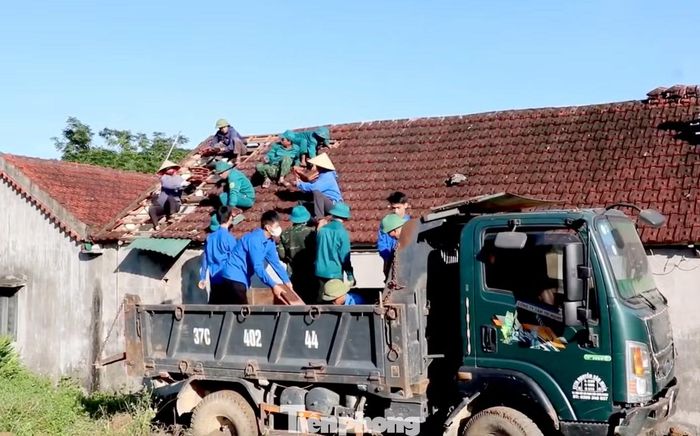 Gia đình ông Chu Văn Toàn (thôn Thủy Sơn, Kim Bảng) là một trong những hộ dân bị ảnh hưởng bởi dự án đường bộ cao tốc Vinh - Thanh Thủy. Để bàn giao mặt bằng phục vụ dự án, gia đình phải tháo dỡ nhà ở, công trình và di chuyển nhiều tài sản.
