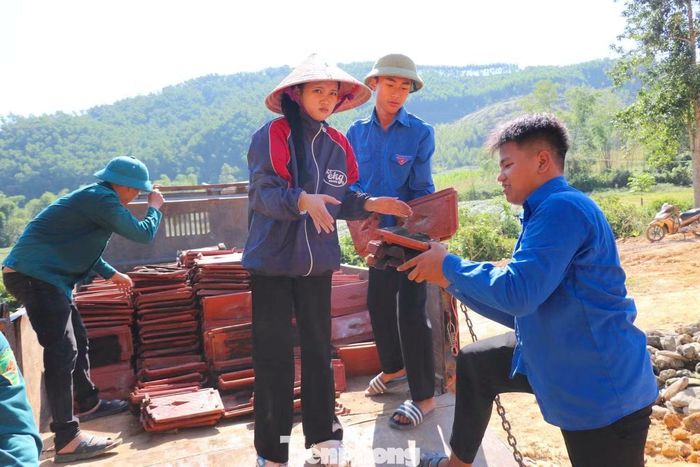 Với các đoàn viên, đây không đơn thuần là một hoạt động tình nguyện mà còn là cách trực tiếp chia sẻ với người dân trong quá trình thực hiện giải phóng mặt bằng. Bởi phía sau mỗi căn nhà phải tháo dỡ, mỗi tài sản phải di chuyển là những gắn bó, sinh hoạt và ký ức của một gia đình.