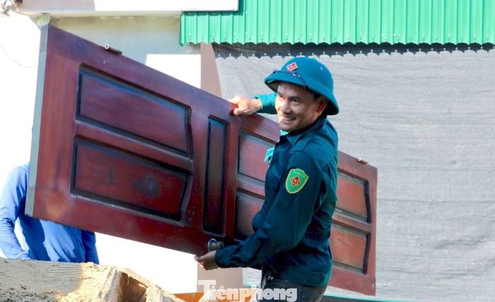 Nhà cửa, bàn ghế cùng nhiều vật dụng bên trong lần lượt được các đoàn viên, lực lượng chức năng tháo dỡ.