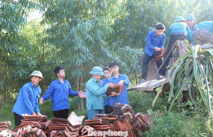  Có mặt từ sớm, các đoàn viên, thanh niên﻿ cùng cán bộ, chiến sĩ Ban Chỉ huy Quân sự xã nhanh chóng bắt tay vào công việc. Mỗi người một việc, những đôi tay bạn trẻ liên tục khuân vác, tháo dỡ, thu gom, từng bước trả lại mặt bằng sạch cho công trình. 